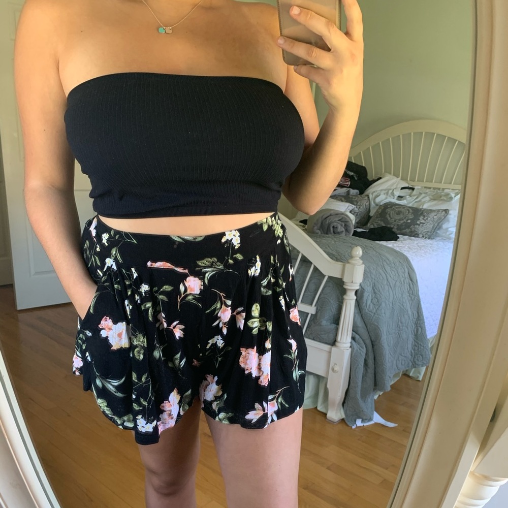BLACK FLORAL SHORTS!